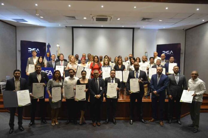 Representantes de las 57 empresas certificadas como Operador Económico Autorizado (OEA).