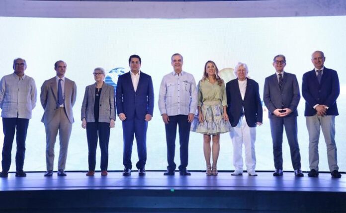 Ministro David Collado junto a inversionistas