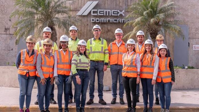 Ejecutivos de CEMEX Dominicana y Nestlé® Dominicana