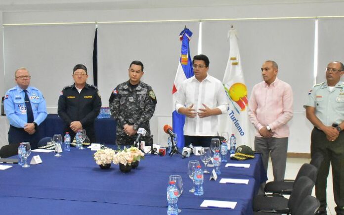 David Collado junto al gabinete de turismo