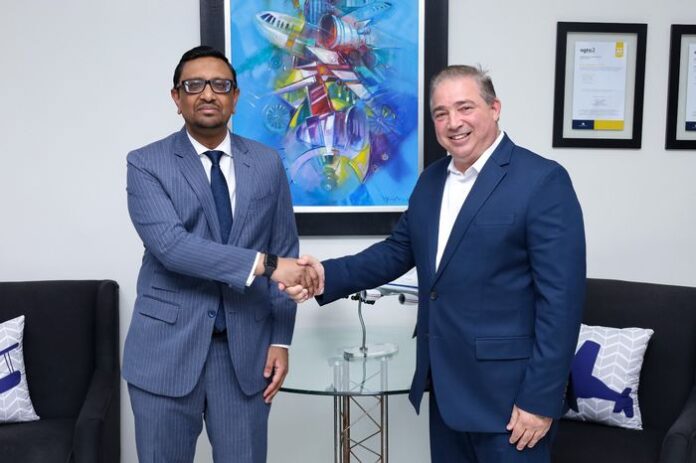 Héctor Porcella, director general interino de IDAC junto al Embajador de su Majestad, Mockbul Ali Obe