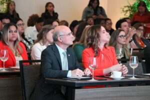 Mauricio Ramírez, coordinador residente de Naciones Unidas, junto a Gloria Reyes, directora de Supérate