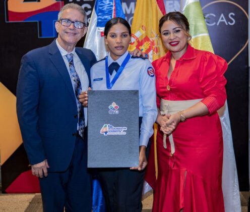 De izquierda a Derecha Dr. Juan de Jes&uacute;s Fern&aacute;ndez Lajara, Dra. Mar&iacute;a Elizabeth Guzm&aacute;n P&eacute;rez, Dra. Denisse Herrera