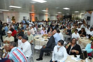 Invitados del sector de harina recibiendo a Abinader