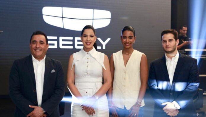 Iván Pérez, Yubelkis Peralta, Rosmery Herrand y Juan Miguel Villanueva Román. Starray