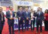 República Dominicana participó en la feria China International Import Expo (CIIE) 2025 El equipo de ProDominicana, encabezado por José Luis Gómez, gerente de Exportación, junto al embajador de la República Dominicana en China, José Julio Gómez y el Cónsul General de la Rep.Dom en Shanghái, China. Carlos Mendieta, dejaron oficialmente inaugurado el stand de República Dominicana