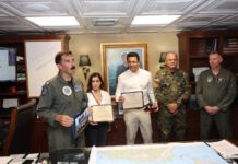 Ministro David Collado y la embajadora Leah Campos visitan el portaaviones USS Nimitz
